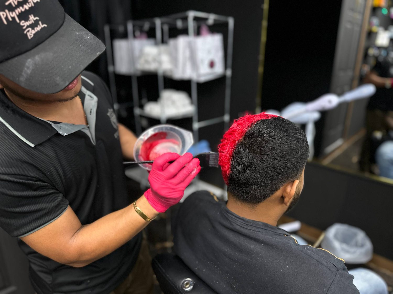 Servicio de color rojo aplicado en cabello dentro de Emperor