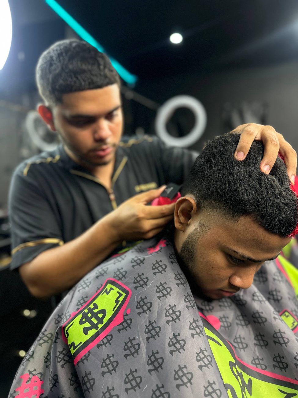 Barbero de Emperor realizando un corte moderno con detalle de fade