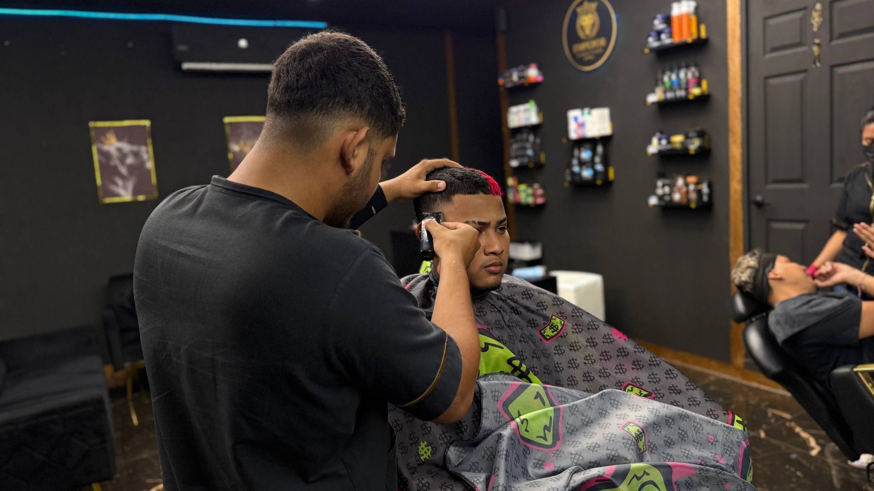Corte moderno en proceso dentro de Emperor Barber Studio