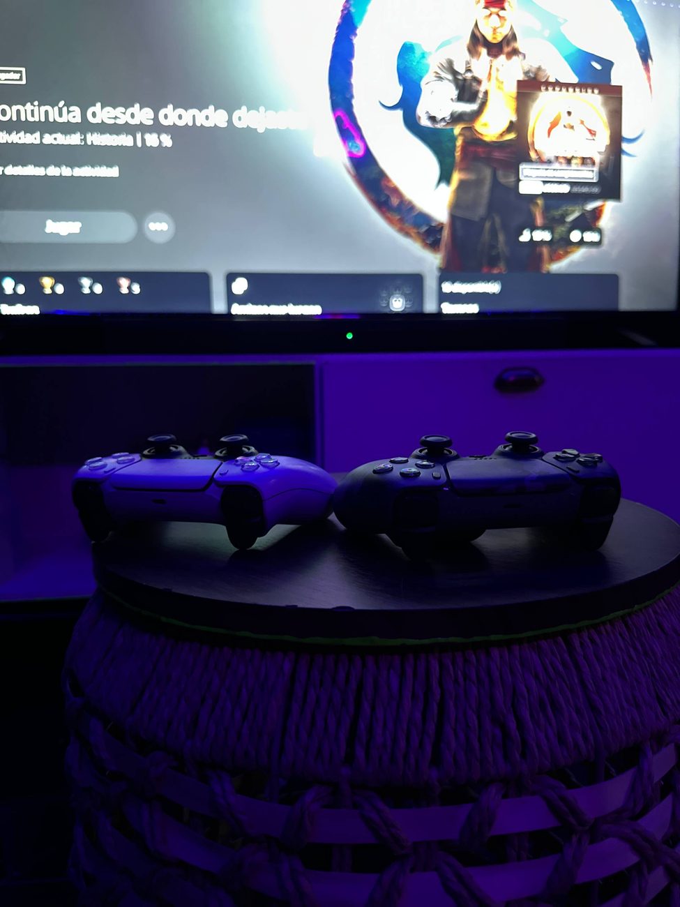 Controles de PlayStation en la zona gamer de Emperor