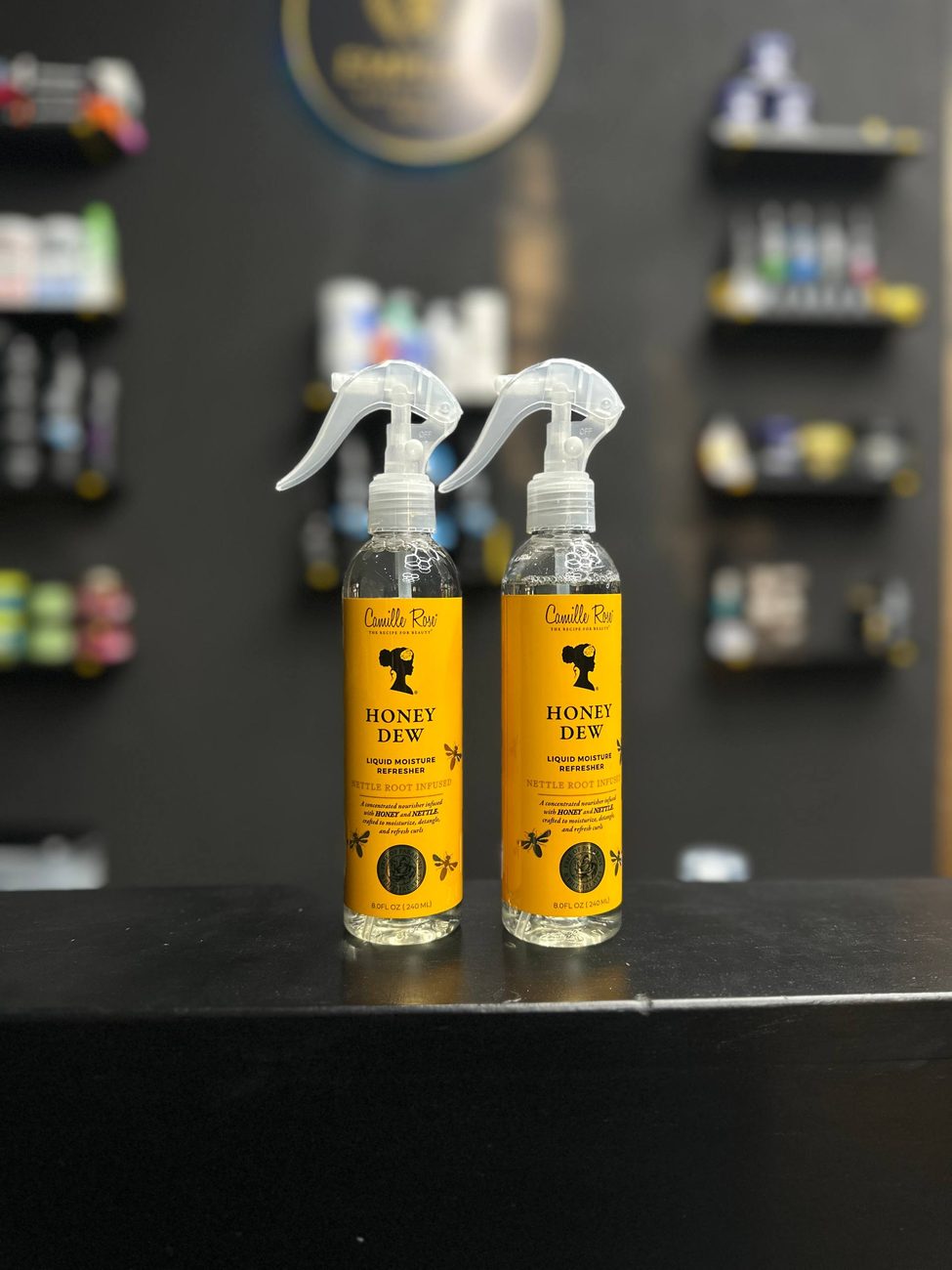 Spray hidratante Honey Dew disponible en Emperor Barber Studio