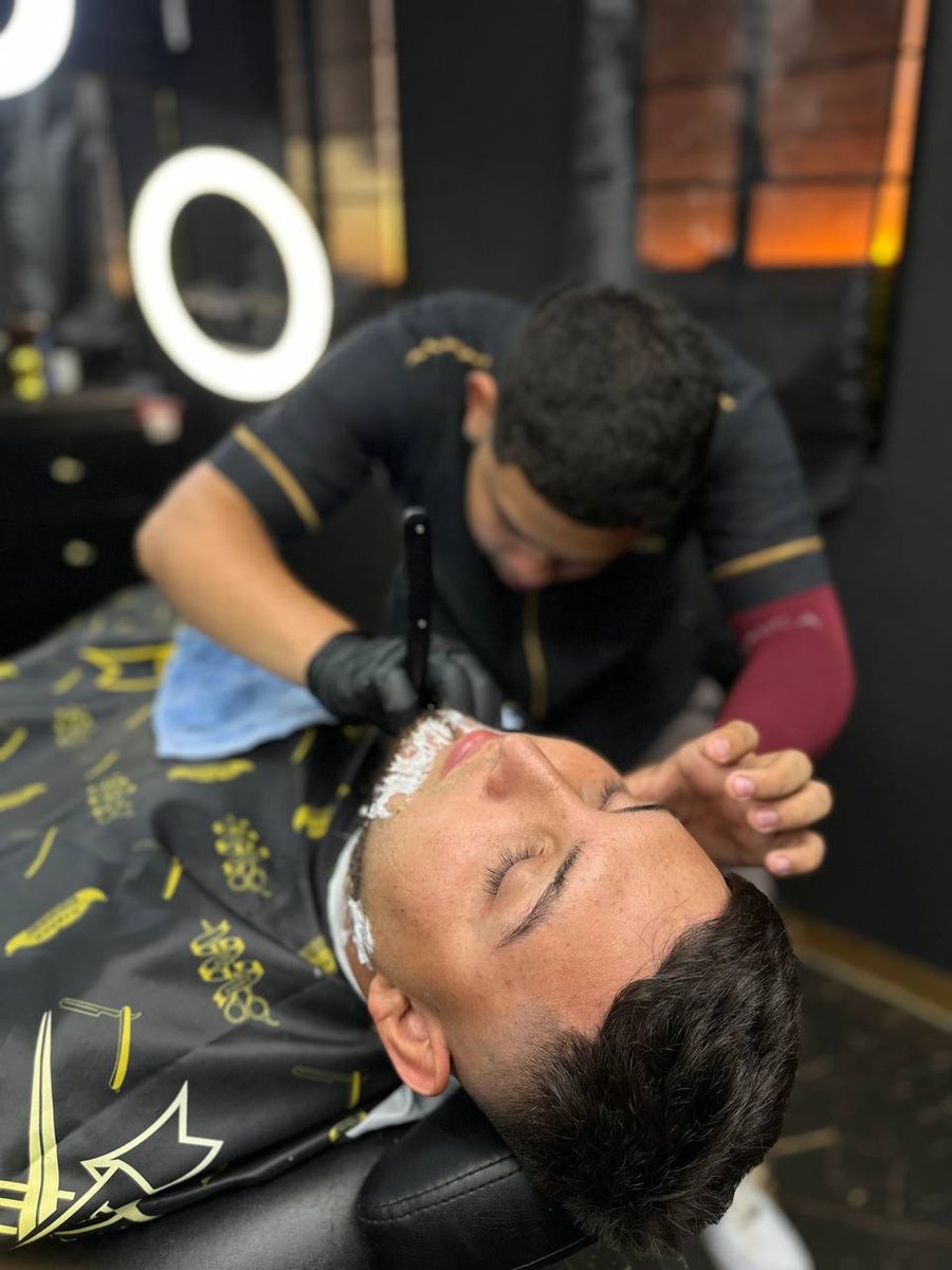 Servicio de barba y afeitado premium en Emperor Barber Studio