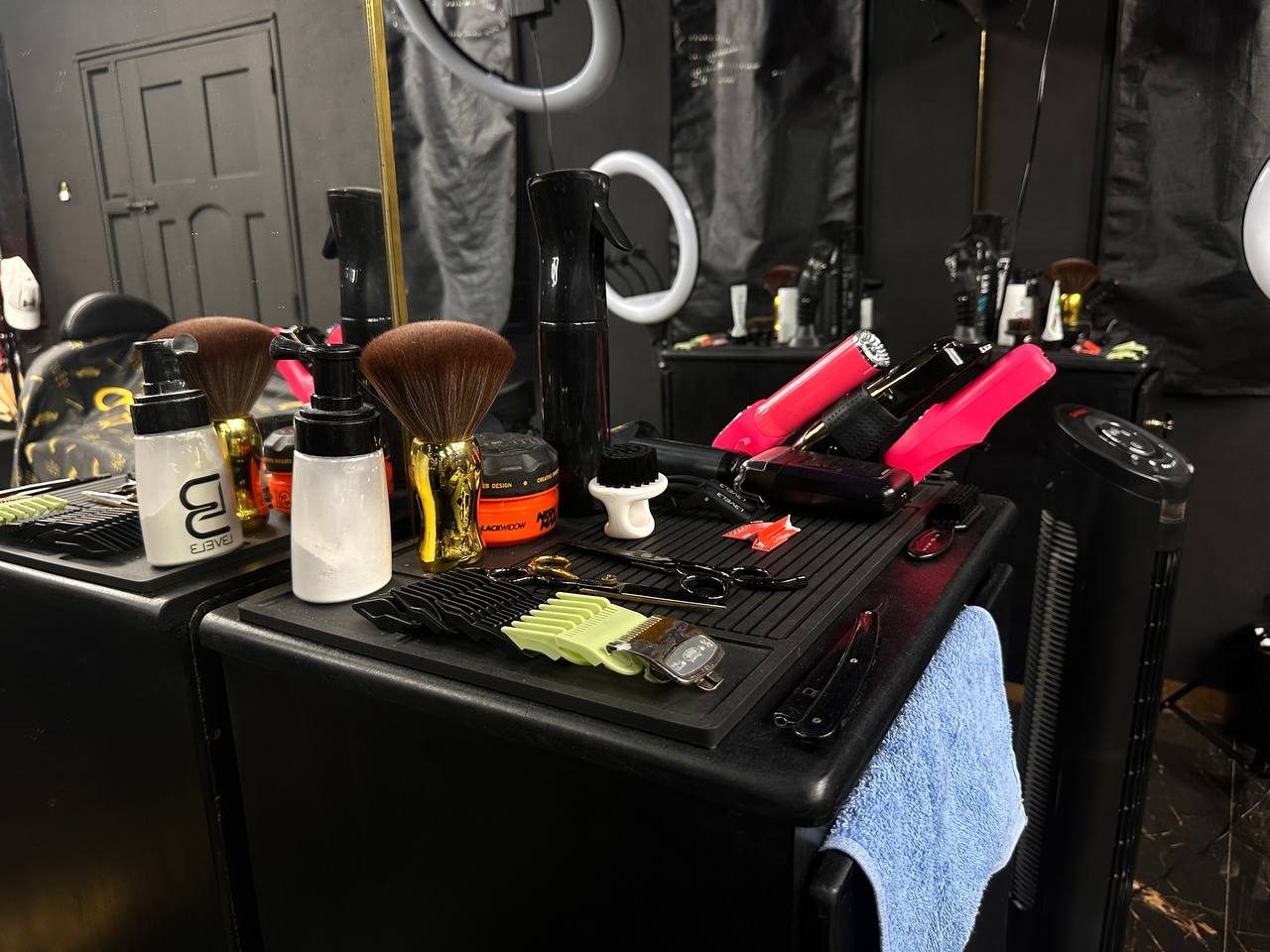 Herramientas profesionales en estaci&oacute;n de barber&iacute;a Emperor