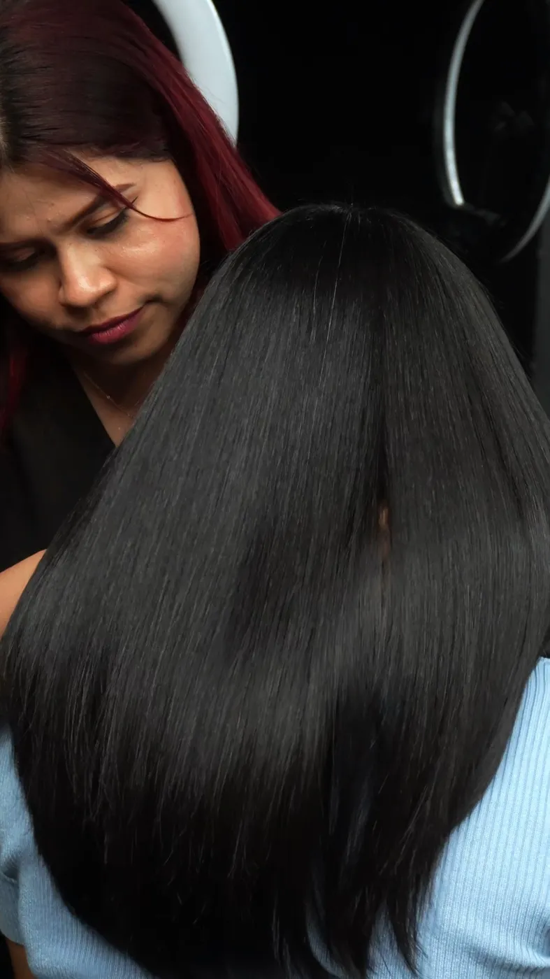 Keyling revisando un cabello liso y brillante después del alisado